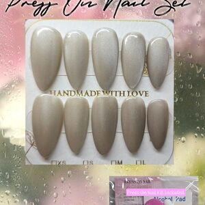 Elegant Press-On Nail Set in Shimmering Cat Eye Beige